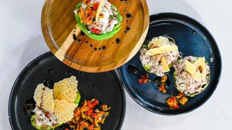 Avocat farci à la salade de thon, mayonnaise et ciboulette dans un plat