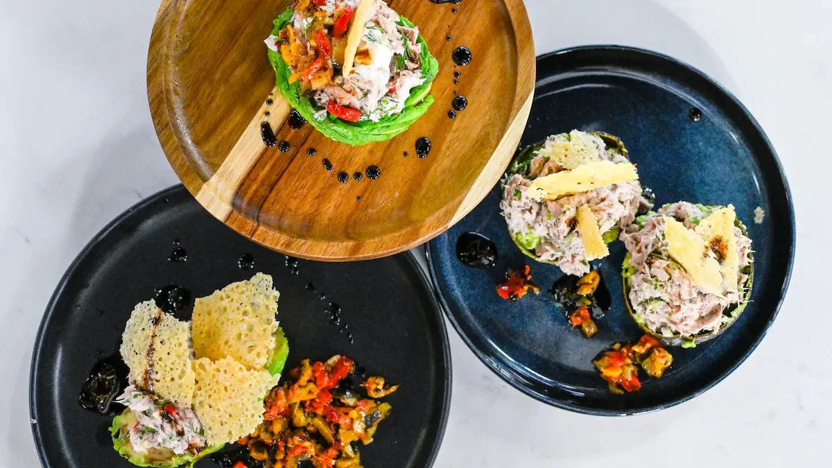 Avocat farci à la salade de thon, mayonnaise et ciboulette dans un plat