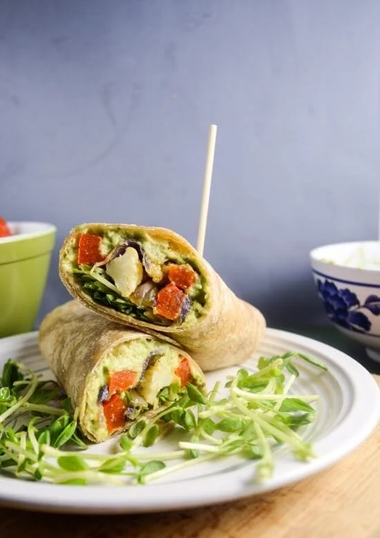 Wraps de jardin avec avocat et légumes rôtis, une recette saine et savoureuse.
