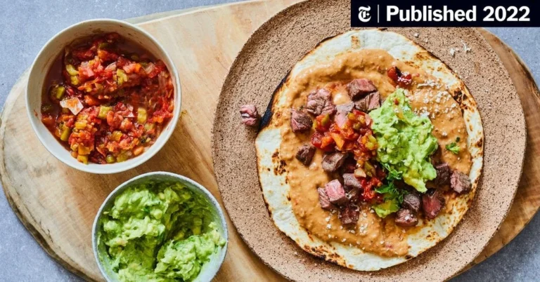 Guacamole épicé prêt à être dégusté avec des tortillas