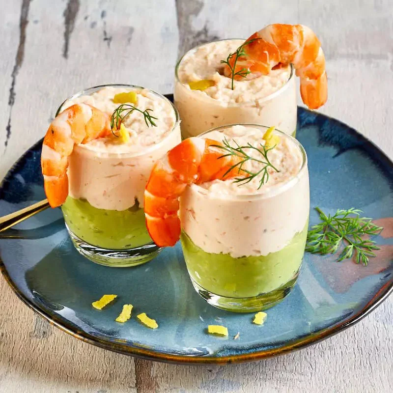 Mousse d'avocat garnie de crevettes sur une assiette élégante