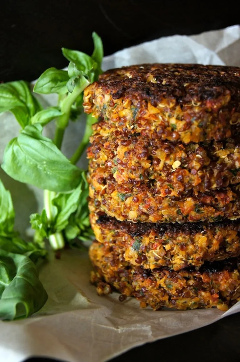 Recette de burger de quinoa savoureux et sain pour un repas végétarien.