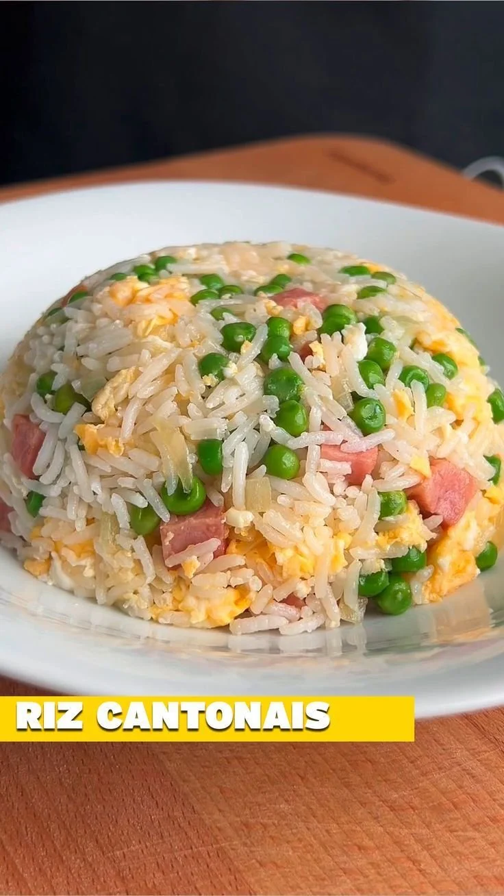 Riz Cantonnais aux légumes et crevettes dans une assiette appétissante.