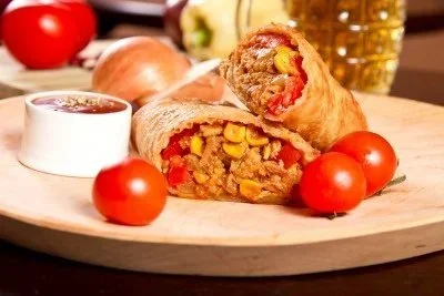 Tacos épicés au poulet garnis de légumes frais et sauces piquantes