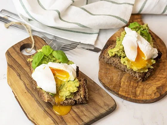 Tartine Avocat avec un œuf poché sur du pain croustillant