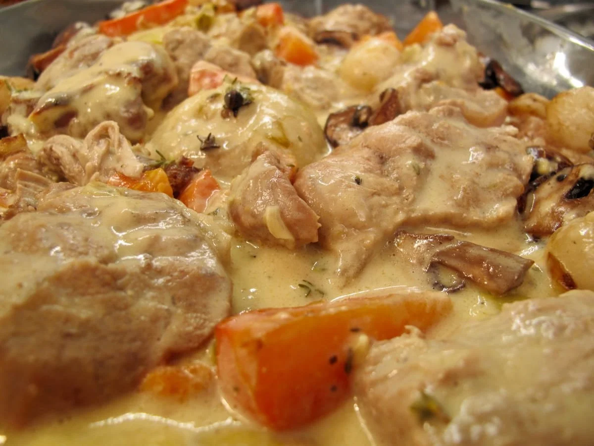 Plat de Blanquette de Veau classique avec sauce crémeuse et légumes.