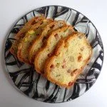 Cake apéritif aux olives, lardons et pistaches