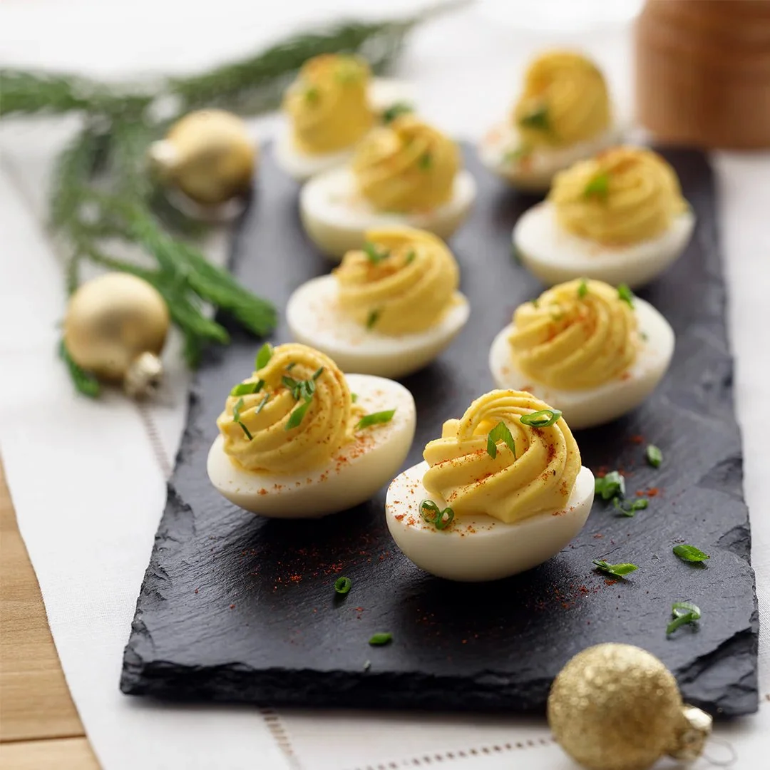 Oeufs mimosa garnis de mayonnaise et de moutarde sur une assiette