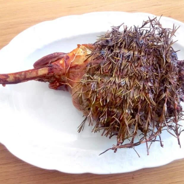 Gigot d'agneau rôti aux herbes et aromates de Patrick sur une assiette élégante
