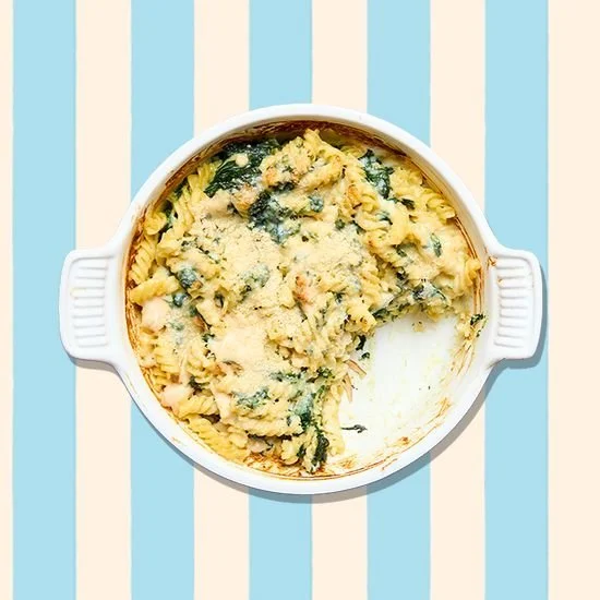 Gratin de pâtes aux épinards et poulet, un plat savoureux et réconfortant.