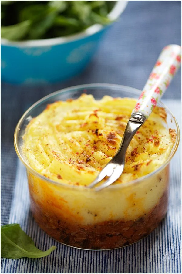 Plat traditionnel français Hachis Parmentier avec viande et purée de pommes de terre.