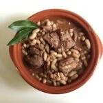 Plat de Haricot de Mouton avec agneau et haricots, un délice culinaire.