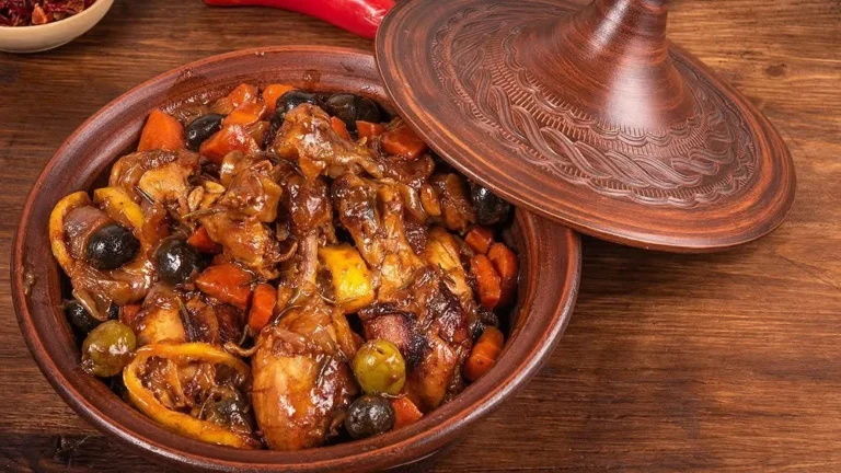 Bol de Harira traditionnelle garnie de coriandre et de citron