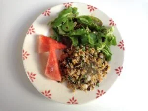 Salade de grains mélangés avec vinaigrette au sésame dans un bol