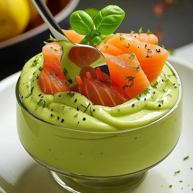 Mousse d'avocat au saumon fumé servie dans un verre élégant