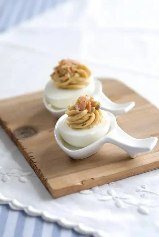 Œufs mimosa au saumon fumé présentés sur une assiette élégante