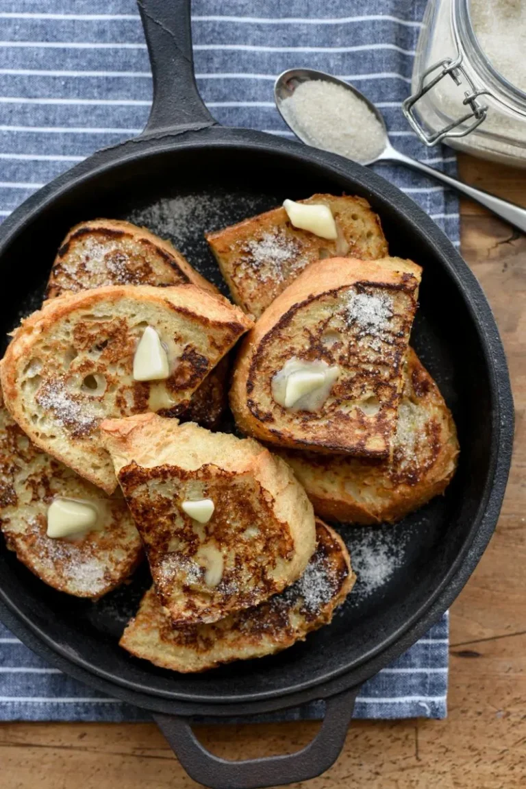 Tranche de pain perdu doré au sucre et à la cannelle