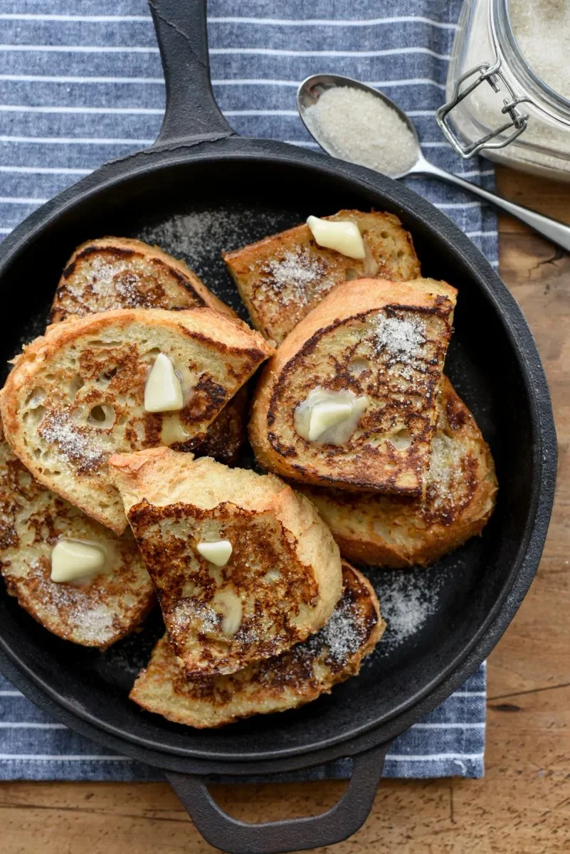 Tranche de pain perdu doré au sucre et à la cannelle