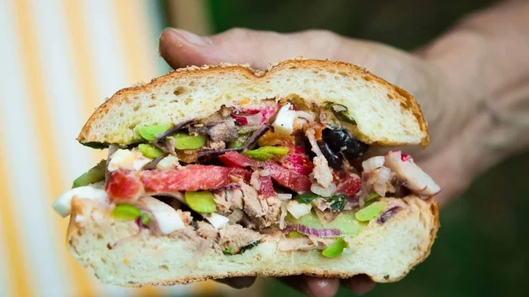 Sandwich Pan Bagnat traditionnel avec thon, légumes et olives