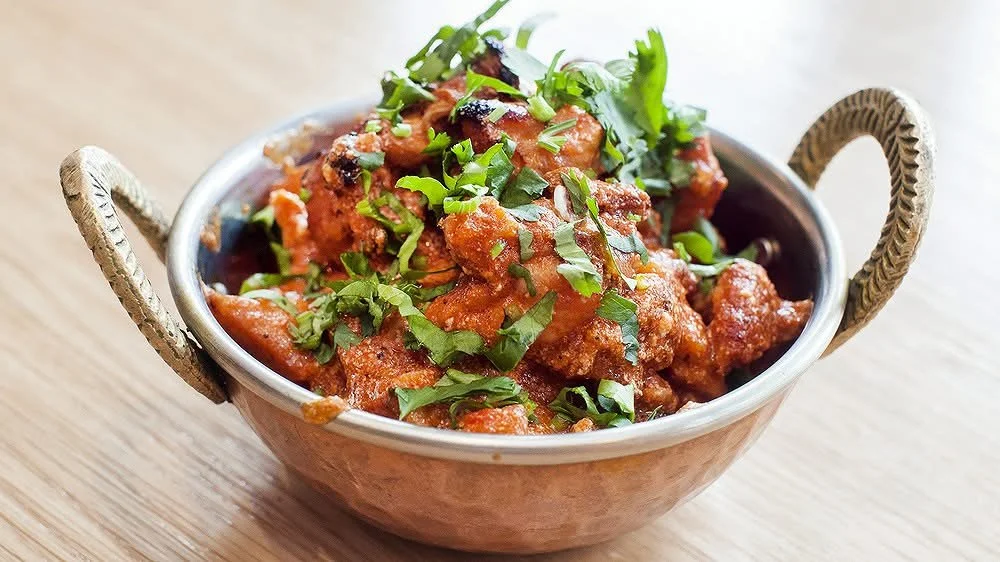 Une famille heureuse explorant des destinations tout en restant à la maison