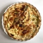Quiche aux poireaux délicieuse et crémeuse, servie sur une assiette chic.