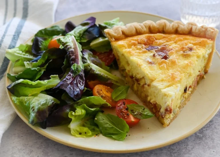 Quiche Lorraine traditionnelle avec lardons et crème sur une assiette.