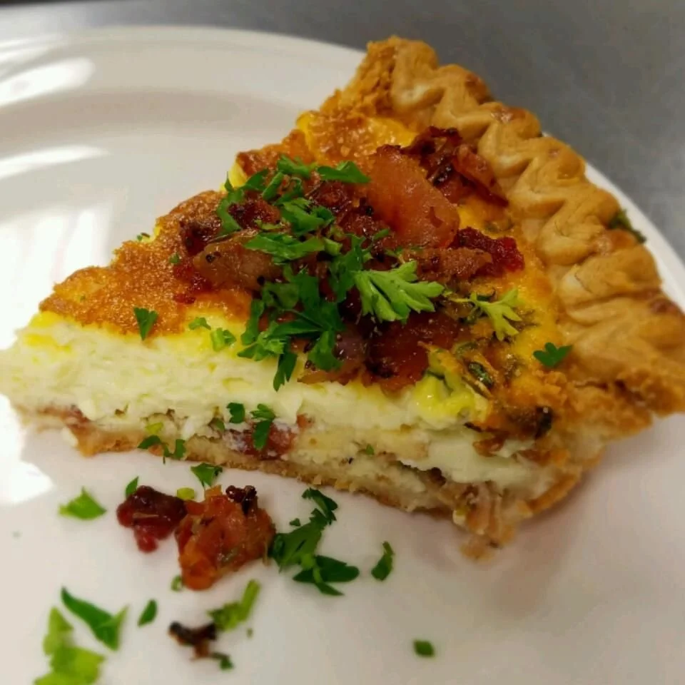 Quiche Lorraine garnie de lardons et crème, un plat traditionnel français