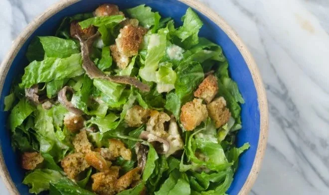 Salade César classique avec laitue, poulet, croûtons et sauce crémeuse