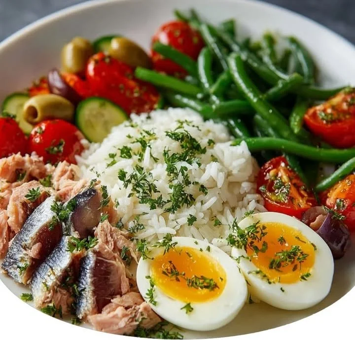 Riz façon niçoise avec légumes colorés et olives, plat méditerranéen.
