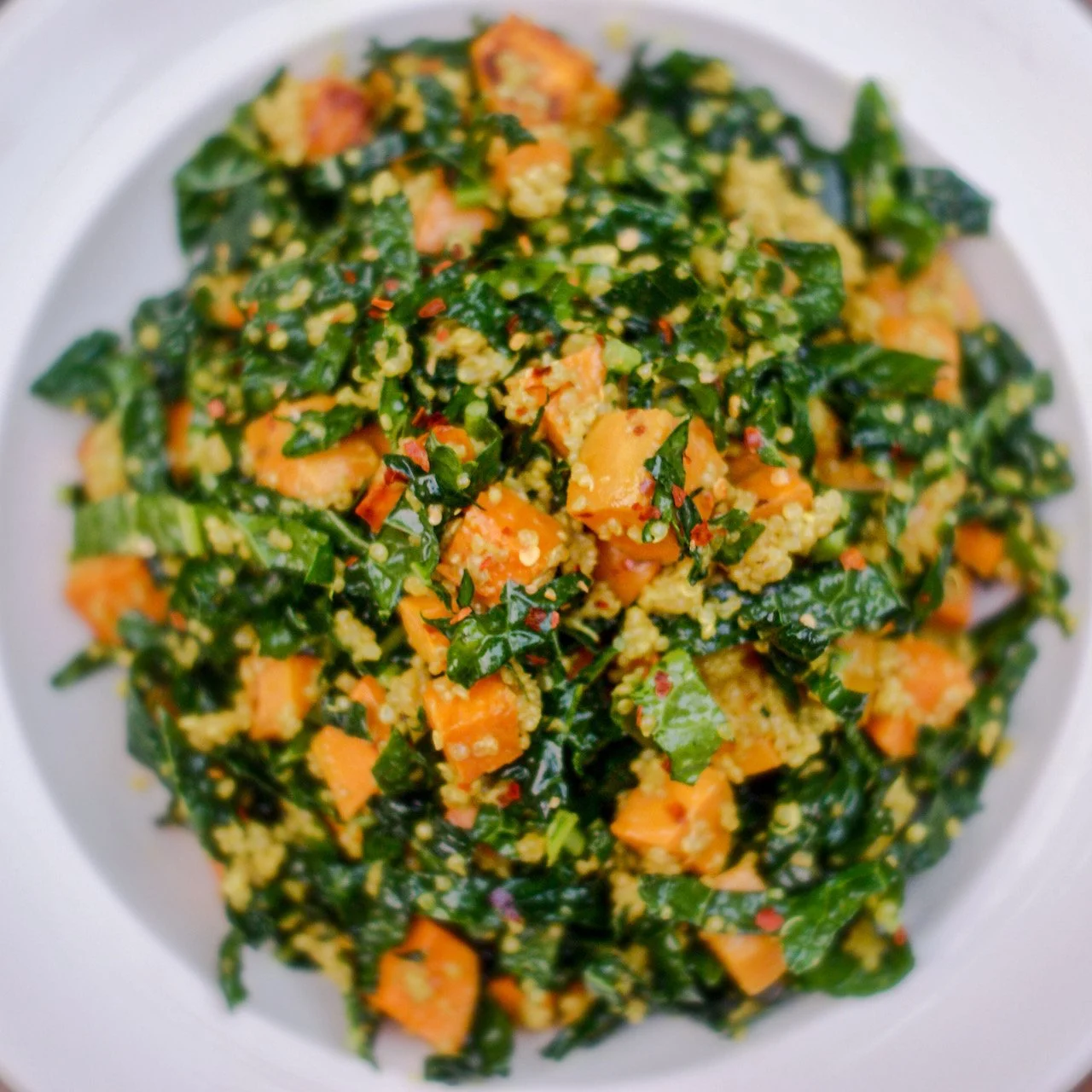 Salade de quinoa et légumes colorés, saine et savoureuse