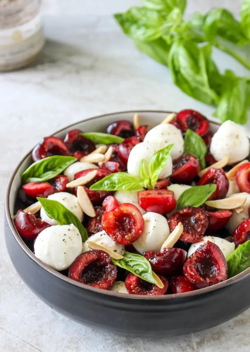 Salade Caprese aux cerises garnie d'amandes grillées et de sel marin fumé