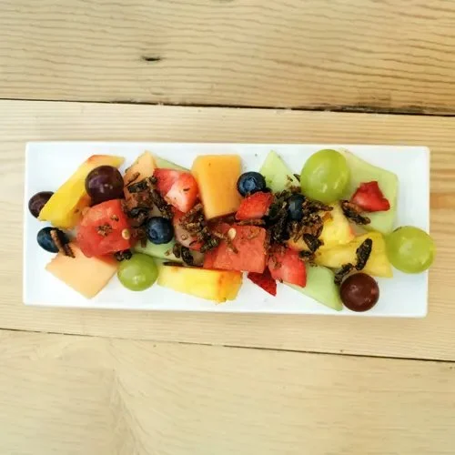 Délicieuse salade de fruits colorée avec des fruits frais et de saison.