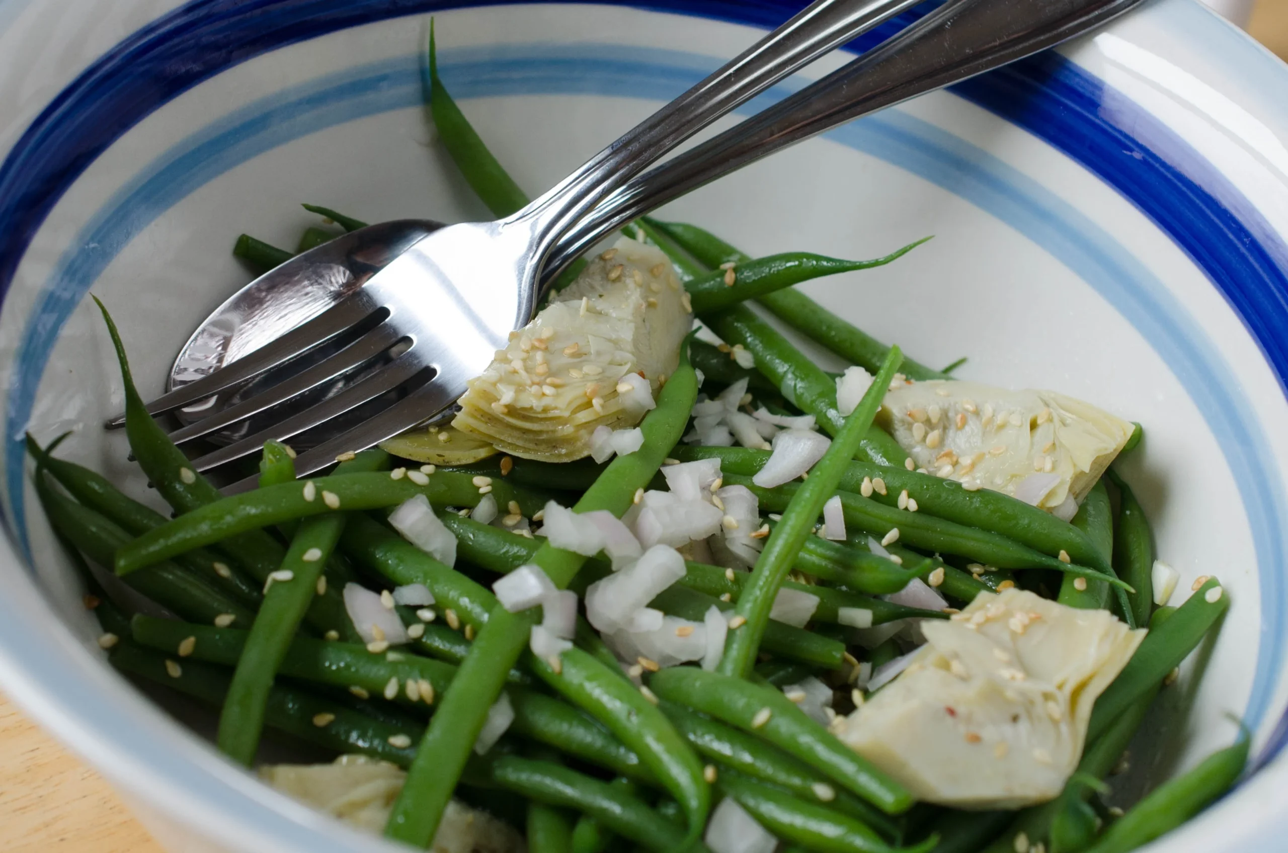 Salade de haricots verts aux échalotes et aux artichauts