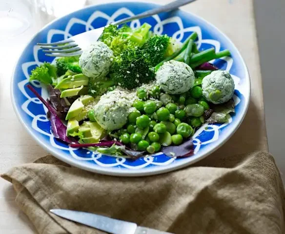 Salade de lentilles avec des légumes croquants colorés et appétissants