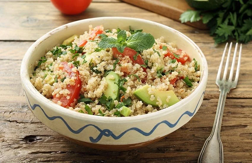 Salade de quinoa, avocat, tomate, menthe
