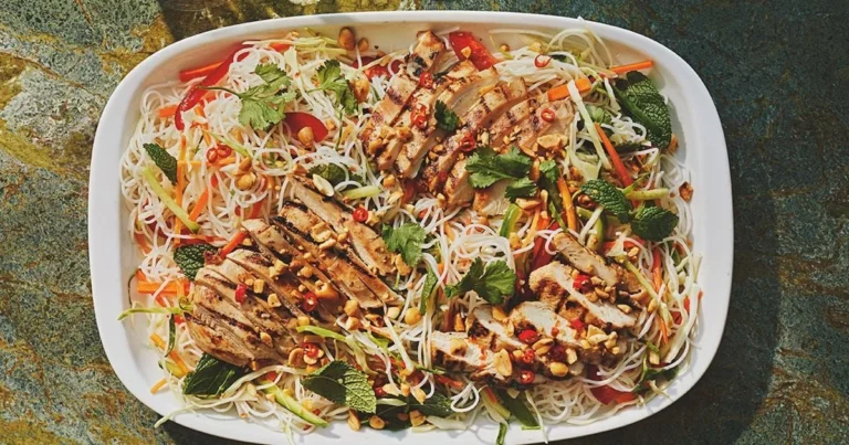 Salade de vermicelles de riz au poulet grillé garnie de légumes colorés