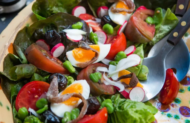 Salade Niçoise avec tomates, thon, œufs et olives, plat frais et coloré