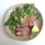 Salade thaïe au magret servie dans un bol coloré avec des légumes frais.