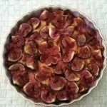 Soupe de tomates rôties servie dans un bol avec des herbes fraîches