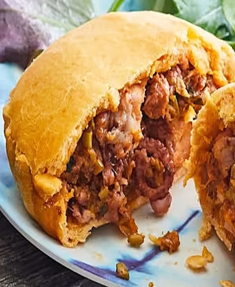 Tielle sétoise avec poupe et sauce tomate épicée, un délice méditerranéen