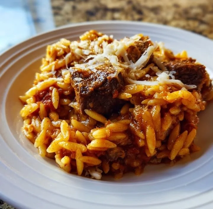 Plat de Youvetsi Grec savoureux, avec viande et pâtes, préparé au four.