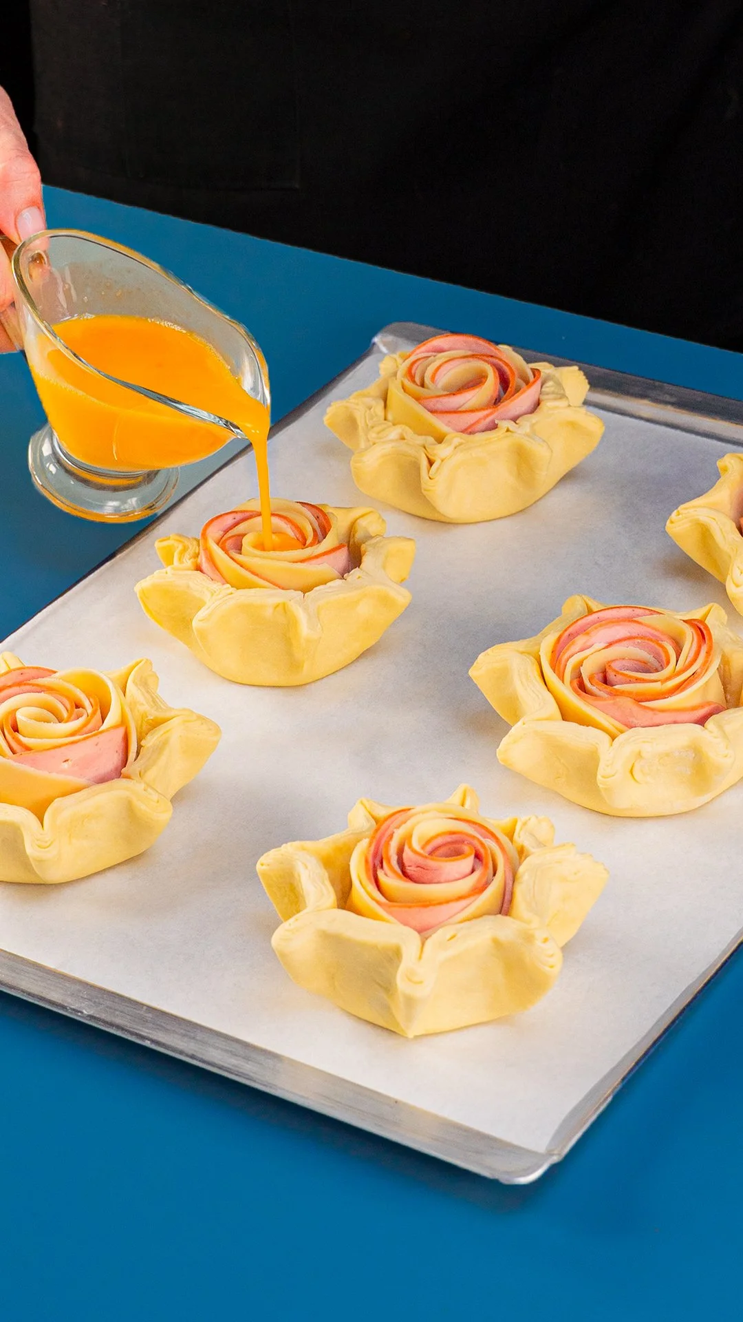 Amuse-bouche délicat en pâte feuilletée, une bouchée gourmande pour vos réceptions.