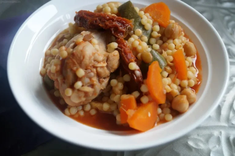 Berkoukes algérien préparé avec légumes frais et semoule