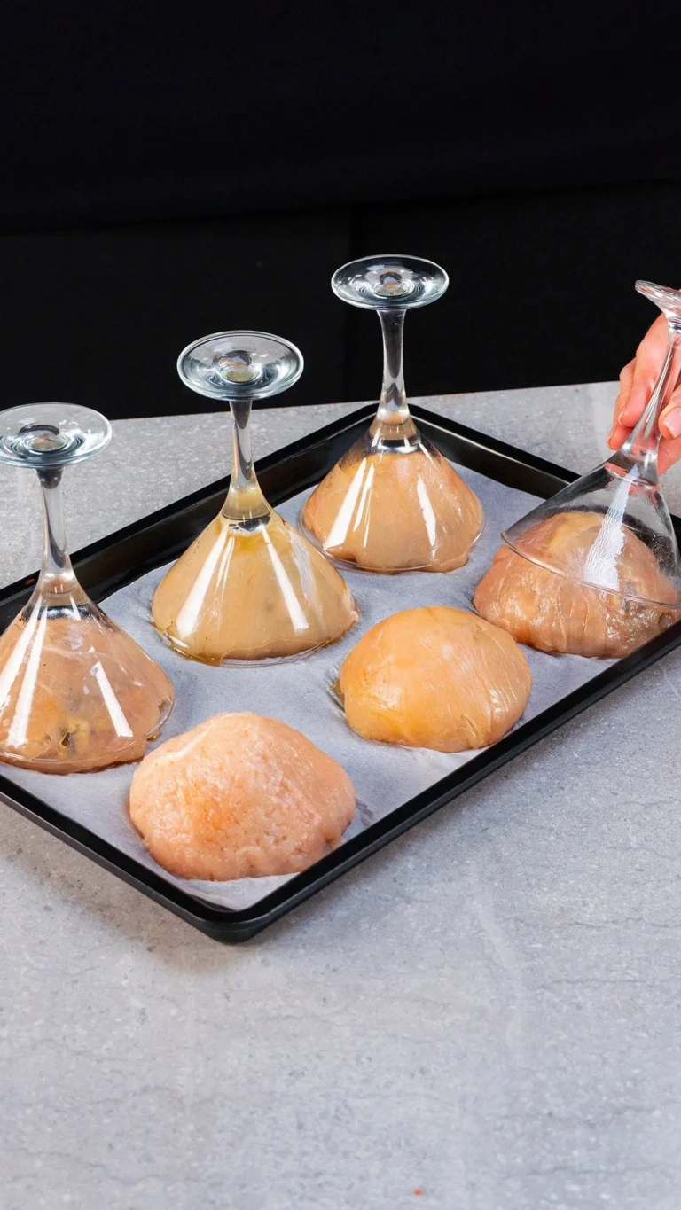 Blancs de Poulet cuisinés avec Légumes et Fromage sur une assiette