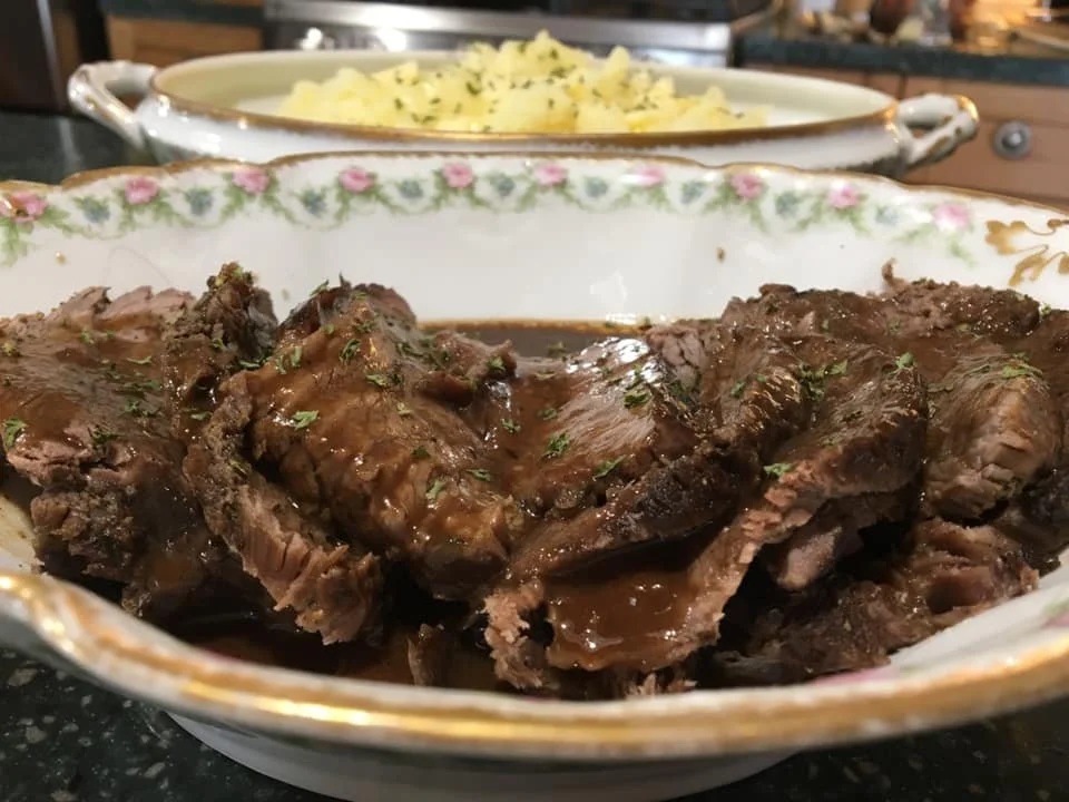 Plat délicieux de Boeuf à la Mode servi avec des légumes et une sauce riche.
