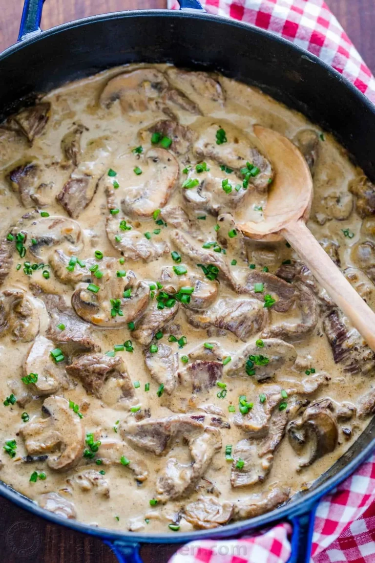 Plat de Bœuf Stroganoff savoureux avec des champignons et de la sauce crémeuse.