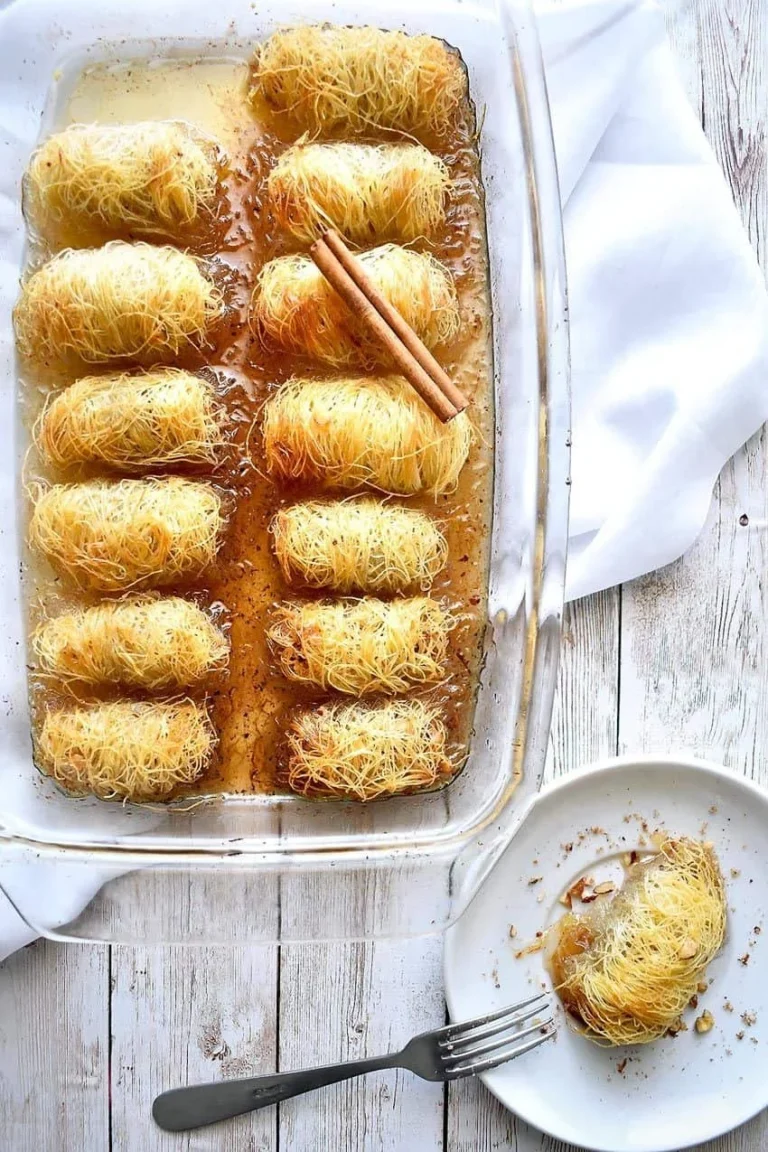 Bouchées de Kataifi Grecques croustillantes avec des garnitures sucrées