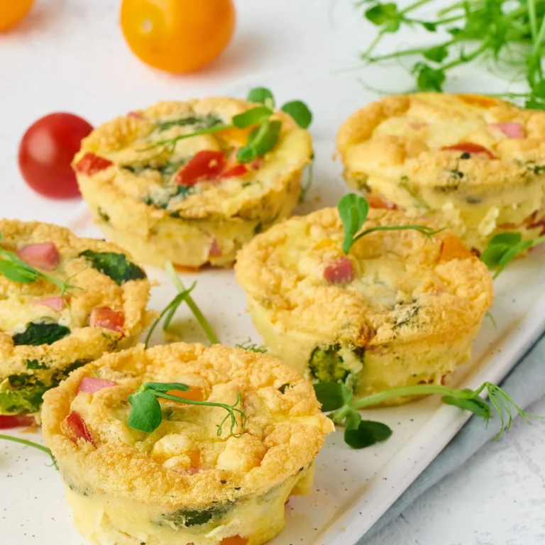 Bouchées de légumes grillés présentées sur un plateau coloré