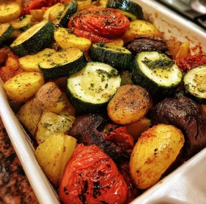 Plat de Briam avec légumes rôtis au four, symbole de la cuisine méditerranéenne.