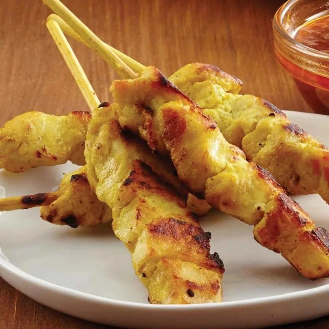 Brochettes de poulet satay grillées et servies avec sauce aux cacahuètes